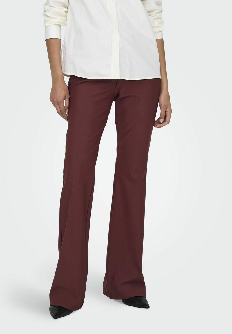 ONLY MIT WEITEM BEINSCHNITT TRAVEL MITTLERE TAILLE AUSGESTELLT - Pantaloni - red mahogany