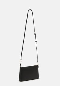 Borsa a tracolla in pelle nera con forma rettangolare, tracolla sottile e hardware in argento. Texture liscia con chiusura a zip.