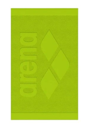 Asciugamano verde con nome del marchio in rilievo e texture, con tre forme a diamante disposte verticalmente vicino al centro.