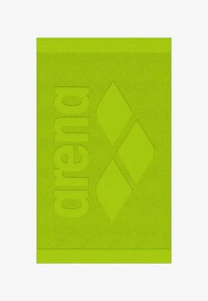 Asciugamano verde con nome del marchio in rilievo e texture, con tre forme a diamante disposte verticalmente vicino al centro.
