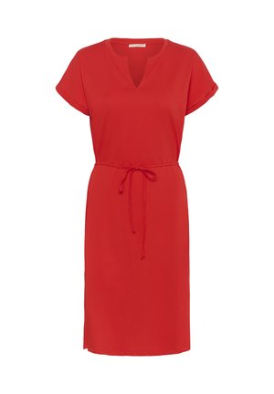 Abito rosso a maniche corte con scollatura a V e vita con fettuccia. Tessuto liscio, lunghezza al ginocchio, con spacco laterale per facilitare i movimenti.