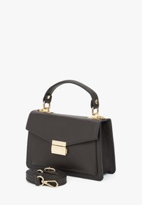 Czarna skórzana torebka z teksturowanym wykończeniem, ze złotym zapięciem i odpinanym paskiem. Posiada strukturalny kształt i górny uchwyt.