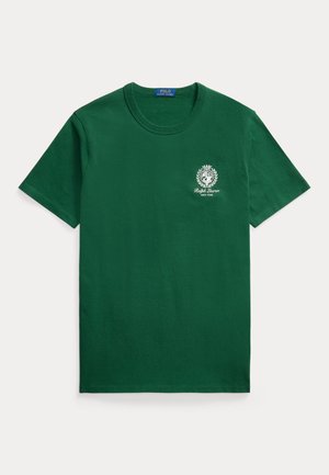 Tmavozelené tričko s krátkym rukávom a okrúhlym výstrihom s malým bielym znakom Ralph Lauren a textom na ľavej strane hrudníka.