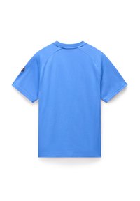 Modrá bavlněná tričko s jednoduchým designem, krátkými rukávy a kulatým výstřihem. Obsahuje logo nášivku na levém rukávu.