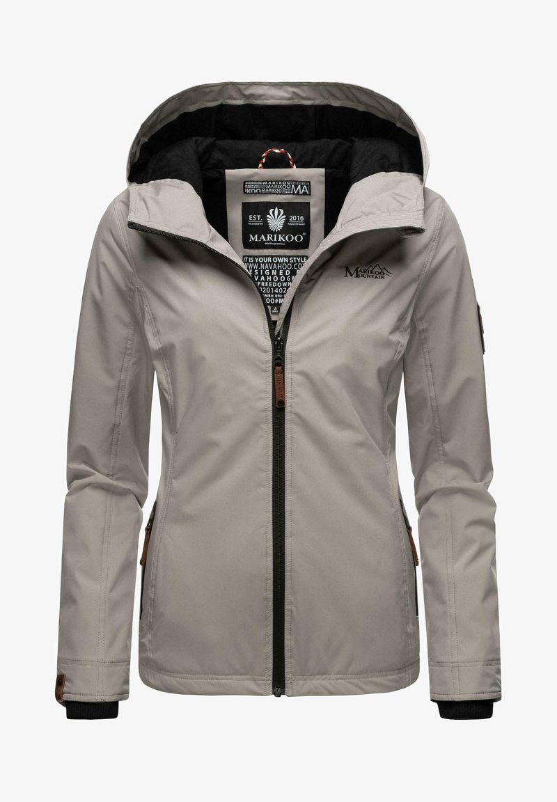 Šviesiai pilka vandeniui atspari striukė su juodu interjeru, užtrauktuku priekyje, reguliuojama kapišonu ir rudiu odiniu akcentu. Yra prekės ženklo logotipas ant krūtinės.