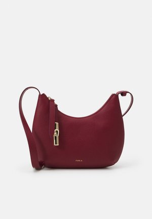 Sac à main en cuir bordeaux de forme incurvée, avec des garnitures dorées et une finition texturée. Il dispose d'une fermeture éclair et d'une bandoulière réglable.