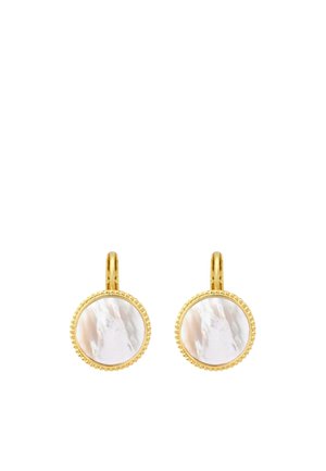Boucles d'oreilles rondes en ton or avec bords texturés, agrémentées d'incrustations en nacre blanche brillante, fixées par des fermoirs à levier.