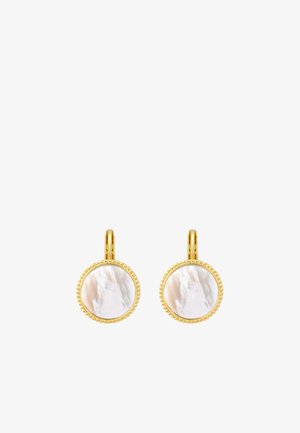 Boucles d'oreilles rondes en ton or avec bords texturés, agrémentées d'incrustations en nacre blanche brillante, fixées par des fermoirs à levier.