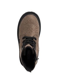 Bottine en daim marron avec lacets noirs et motif texturé. Dotée d'une semelle en caoutchouc noir et de paillettes argentées sur le dessus. Fermeture éclair sur le côté.