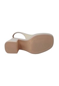 Scarpa platform beige con tacco quadrato e texture liscia. La suola presenta una presa a motivo e un accento triangolare vicino al tacco.