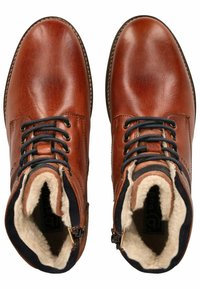 Botas de cuero marrón hasta el tobillo con cordones negros, forro de piel sintética, cremalleras laterales y una suela con costura contrastante. Diseño de punta redondeada.