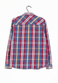 Camicia a quadri rossa, blu e gialla con maniche lunghe, colletto e orlo curvo. Presenta un dettaglio sul petto e polsini con bottoni.