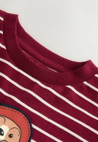 Pull maroon à rayures avec un col côtelé. Présente une grande broderie d'animal cartoon à l'avant, faite en tissu en coton doux.