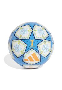 Minge de fotbal albastră cu panouri hexagonale, având modele galbene și albe, logo-ul Adidas în portocaliu și emblema "Finala de la Lisabona" în centrul ei.