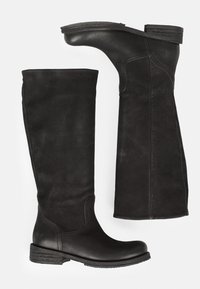 Bottes noires en cuir montant jusqu'au genou, avec une texture lisse, un bout arrondi, un petit talon empilé et des détails cousus sur le côté.