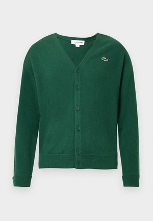 Cardigan verde in materiale lavorato a maglia, con scollo a V, maniche lunghe e chiusura frontale con bottoni. Piccolo logo ricamato sul petto sinistro.