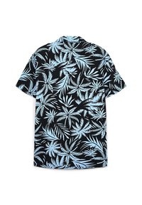 Camicia a maniche corte in tessuto leggero, con sfondo nero e motivo a palme azzurro chiaro di grandi dimensioni.