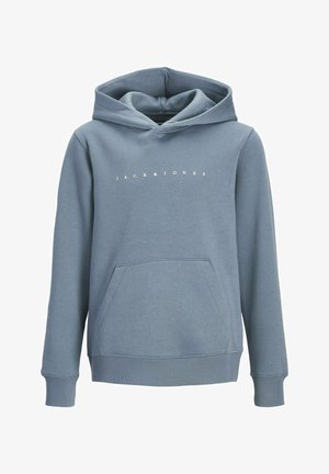 Hall hall kaanega kapuutsiga, millel on keskel logo tekst. Kombineeritud lahtiste siniste teksapükstega ja hallide spordijalatsitega. Lihtne, kaasaegne disain.