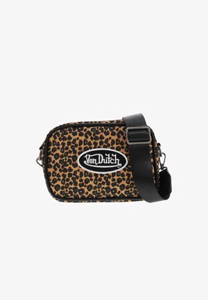 Sac bandoulière rectangulaire avec motif léopard, sangle noire réglable et écusson logo blanc "Von Dutch" sur le devant.