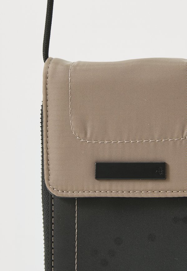 PHONE HOLDER - Phone pouch - camel2