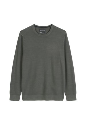Langärmeliger, dunkelgrüner Strickpullover mit Rundhalsausschnitt sowie gerippten Bündchen und Saum, etikettiert mit Marc O’Polo Bio-Baumwolle.