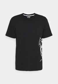 Czarny bawełniany t-shirt z krótkimi rękawami i okrągłym dekoltem, z białym wzorem graficznym po lewej stronie. Gładka faktura.