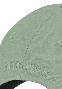 Zöld szövet sapka texturált felülettel és hímzett "JOHNNY URBAN" felirattal. Ívelt napellenző és állítható hátpánt.