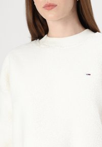 Tommy Jeans Fliisdžemper - ancient white