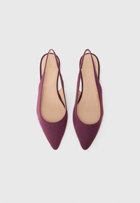 Burgundi színű slingback lapos cipők hegyes orral, sima selyemfényű felülettel, nyitott sarkú kialakítással és világosbarna talppal, diszkrét márkázással.