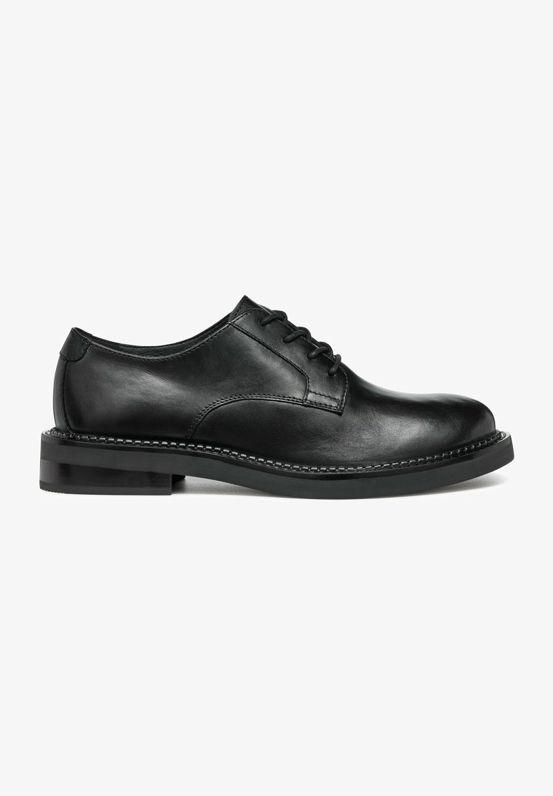 Chaussure habillée en cuir noir avec une finition lisse, un bout arrondi et un laçage. Comprend un petit talon en caoutchouc solide et des surpiqûres contrastantes.