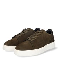 Sneakers in suede verde oliva con suole in gomma bianca, dotate di punta arrotondata e lacci abbinati, design minimale e cuciture sottili.