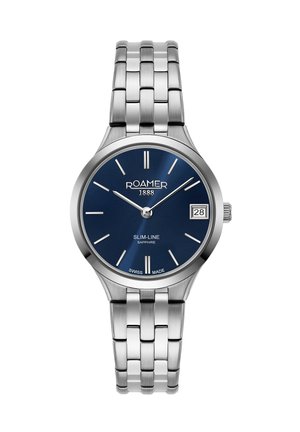 Orologio in acciaio inox con quadrante blu, indici delle ore argento e finestra per la data. Caratterizzato da un profilo sottile e vetro zaffiro. Marca: Roamer 1888.