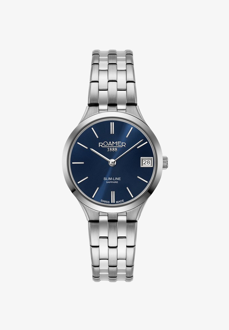 Zegarek ze stali nierdzewnej z niebieską tarczą, srebrnymi znacznikami godzin i oknem daty. Charakteryzuje się smukłym profilem i szkiełkiem szafirowym. Marka: Roamer 1888.
