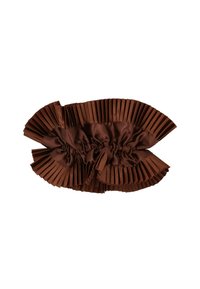 Braunes Satin-Haaraccessoire mit plissiertem Design und gerafftem Zentrum. Verfügt über eine weiche Textur und eine einzigartige Form.