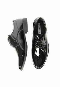 Un paio di scarpe eleganti in pelle nera lucida con lacci, una scarpa mostrata di lato e l'altra vista dall'alto, etichetta del brand visibile all'interno.