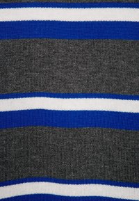 Strickstoff mit horizontalen Streifen in Dunkelgrau, Blau und Weiß, gleichmäßig über die Textiloberfläche verteilt.
