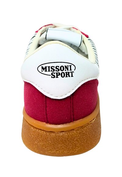 Vue arrière d'une chaussure de sport Missoni rouge et blanche avec une semelle texturée marron sur fond blanc.