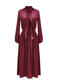 Bordowa sukienka w kropki z długimi rękawami, kołnierzykiem w kształcie kokardy i dopasowaną talią, wykonana z gładkiego, błyszczącego materiału.