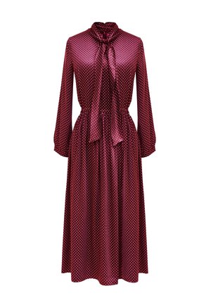 Bordowa sukienka w kropki z długimi rękawami, kołnierzykiem w kształcie kokardy i dopasowaną talią, wykonana z gładkiego, błyszczącego materiału.