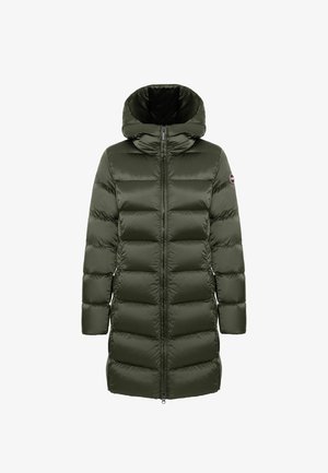 Olivgrüne Daunenjacke mit vollem Reißverschluss, hohem Kragen und Kapuze. Ausgestattet mit einem gesteppten Muster und einem Logo-Patch auf dem linken Ärmel.