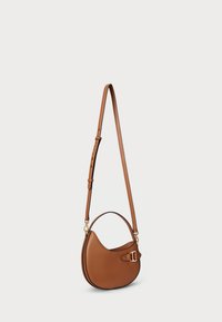 Ruda odinė petneša su apvalia forma, reguliuojama petneša ir auksinio atspalvio detalėmis. Lygus paviršius, minimalistiškas dizainas.