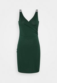 Tmavě zelené bezramínkové šaty s obtočeným designem, ozdobené kamínky na ramenou a přiléhavým střihem. Hladká textilie.