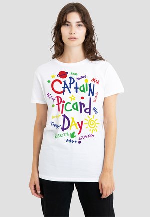 Weißes Baumwoll-T-Shirt mit buntem Grafiktext, der "CAPTAIN Picard DAY" besagt, sowie verschiedenen Namen und Designs wie Sterne und einer Sonne.