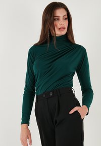 Unselected, dark green melange