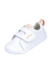 Zapatillas blancas para niños con dos tiras de velcro, suela de goma, acento rosa en el talón y logo en la parte superior. Material de cuero suave.