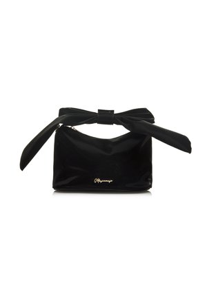 Pochette en cuir verni noir avec un grand nœud sur la hanse supérieure, arborant un logo doré signature et une texture lisse et élégante.