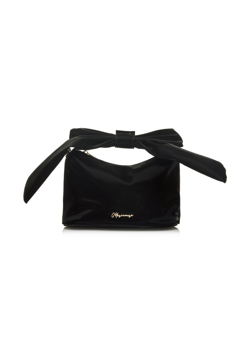 Clutch in pelle verniciata nera con un grande dettaglio a fiocco sulla maniglia superiore, caratterizzata da un logo dorato e una texture liscia e elegante.
