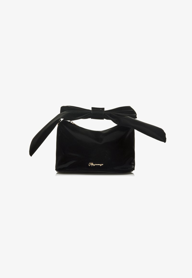 Clutch in pelle verniciata nera con un grande dettaglio a fiocco sulla maniglia superiore, caratterizzata da un logo dorato e una texture liscia e elegante.