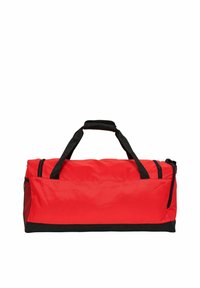 Bolsa de asa larga roja con detalles en negro, que presenta doble asa, un cierre en la parte superior y un bolsillo lateral de malla para ventilación. Textura de tela duradera.