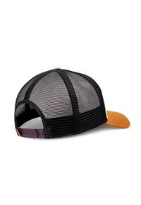 Gorra de béisbol de malla negra con visera naranja y correa ajustable púrpura. Presenta una corona estructurada y aberturas de ventilación en la malla.